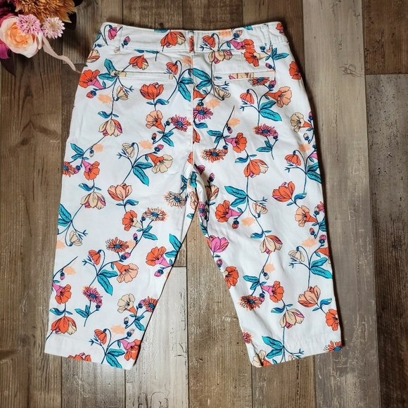 St. John’s Bay Capris Size 12 Petite Secretly Slender Panel White Posie Floral - Picture 2 of 16